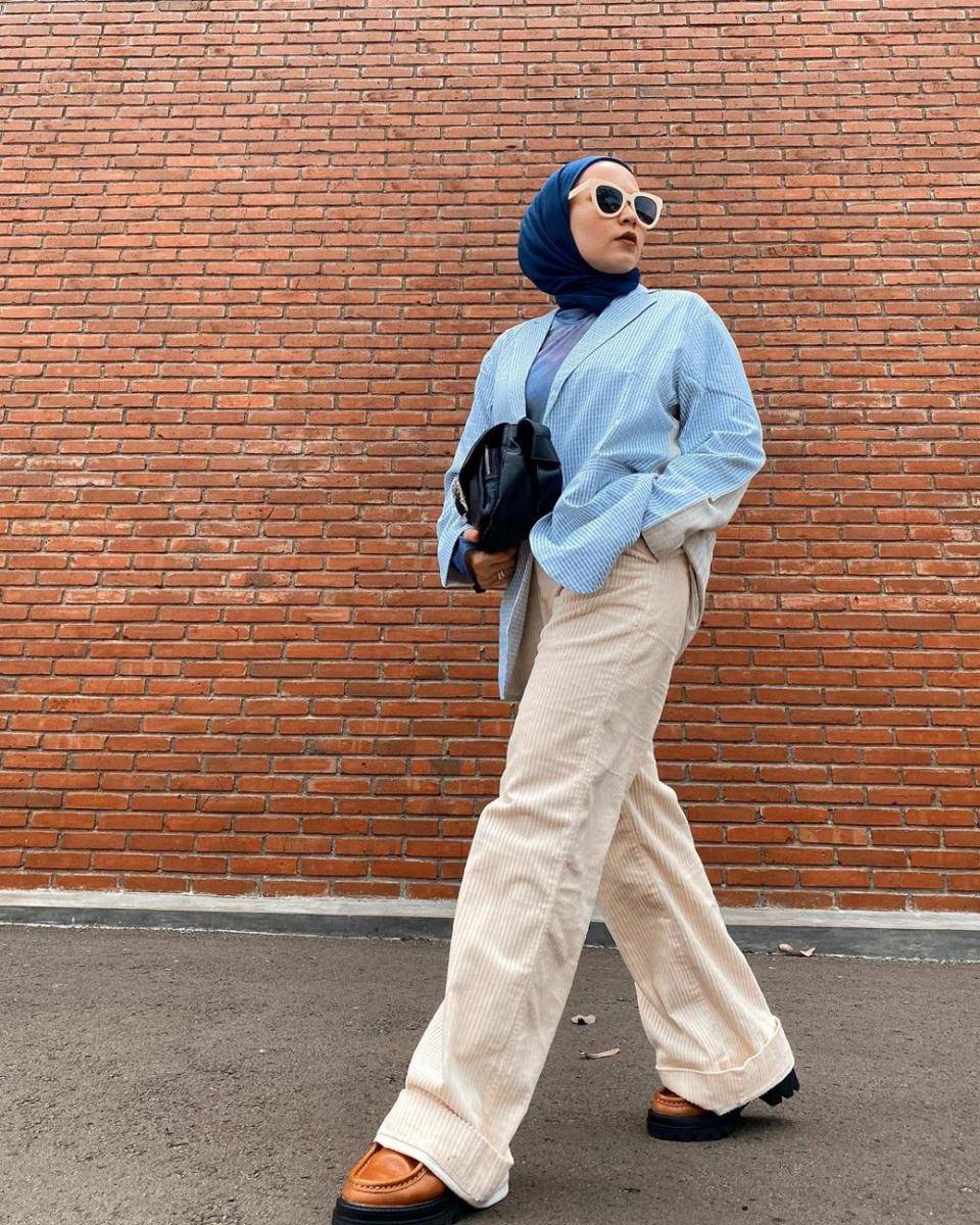 inspirasi outfit hijab bernuansa warna biru ala Nissa Chair (instagram.com/nissachair)