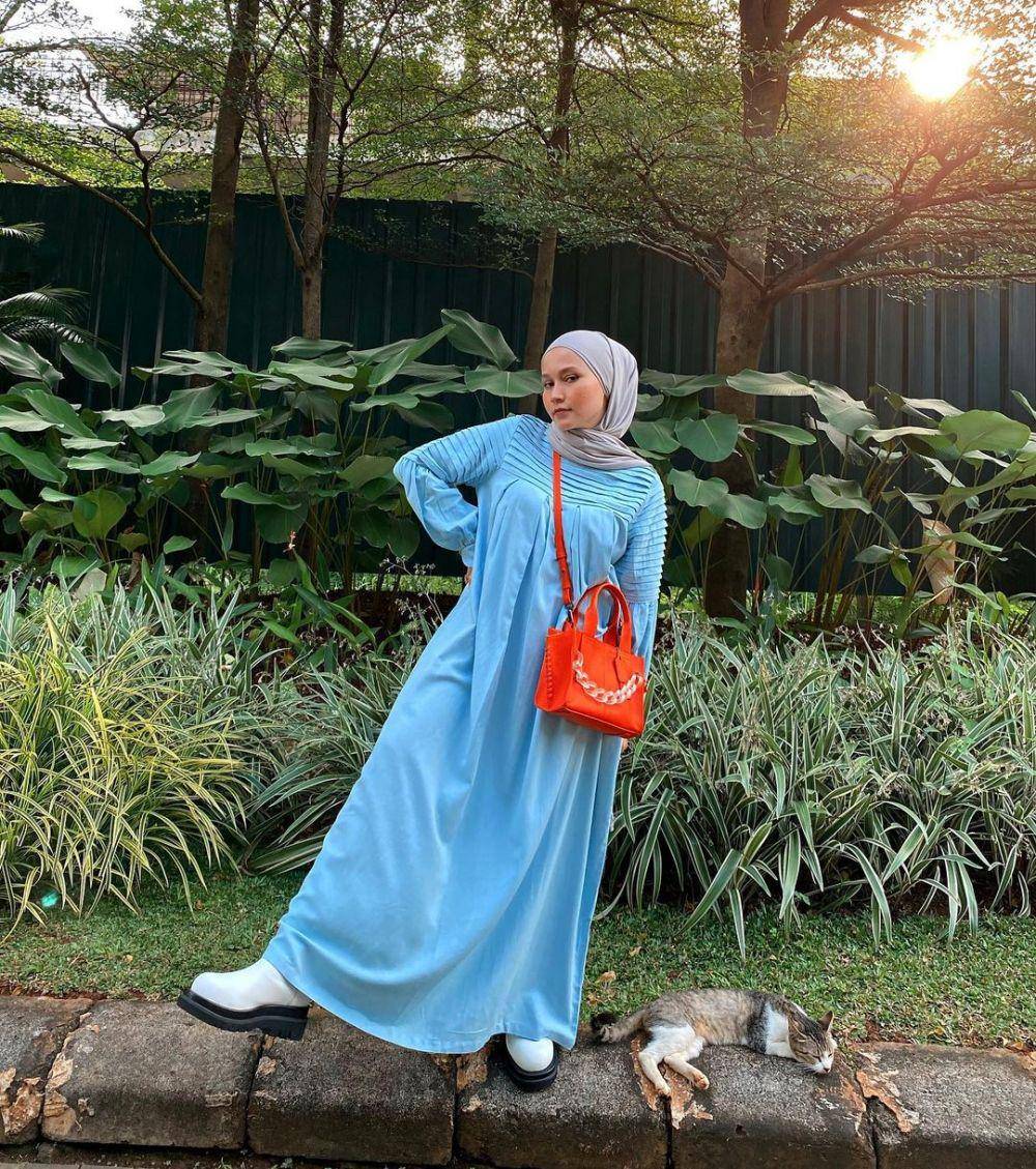 inspirasi outfit hijab bernuansa warna biru ala Nissa Chair (instagram.com/nissachair)