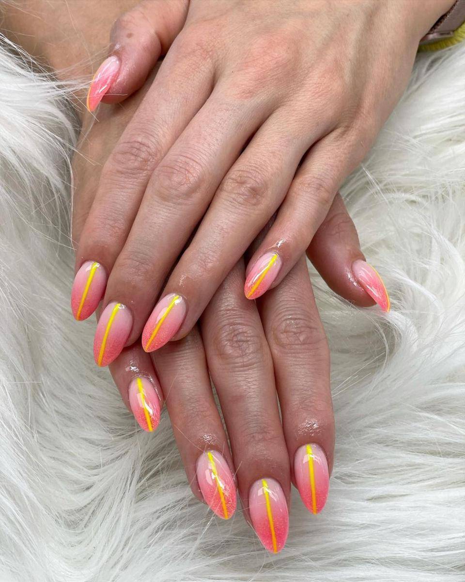 ombre nails (instagram.com/reigatenailsandspa)