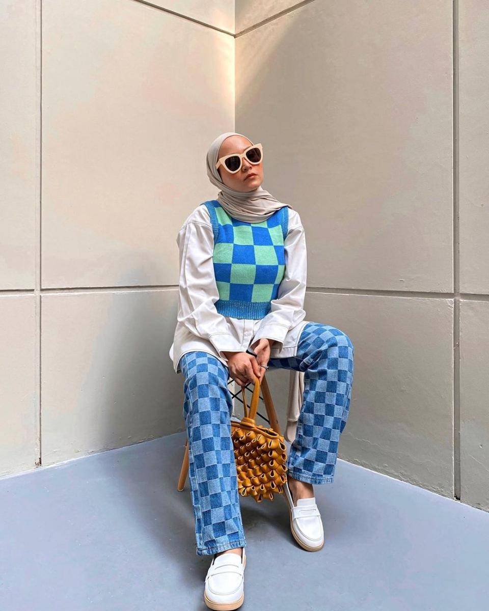 inspirasi outfit hijab bernuansa warna biru ala Nissa Chair (instagram.com/nissachair)