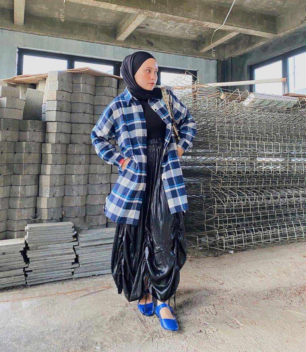 inspirasi outfit hijab bernuansa warna biru ala Nissa Chair (instagram.com/nissachair)