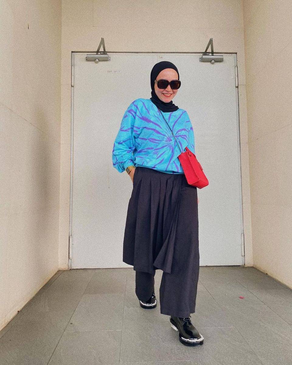 inspirasi outfit hijab bernuansa warna biru ala Nissa Chair (instagram.com/nissachair)