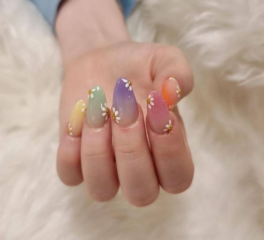 ombre nails (instagram.com/reigatenailsandspa)