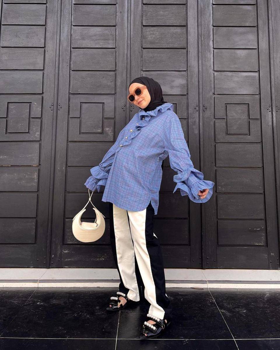 inspirasi outfit hijab bernuansa warna biru ala Nissa Chair (instagram.com/nissachair)