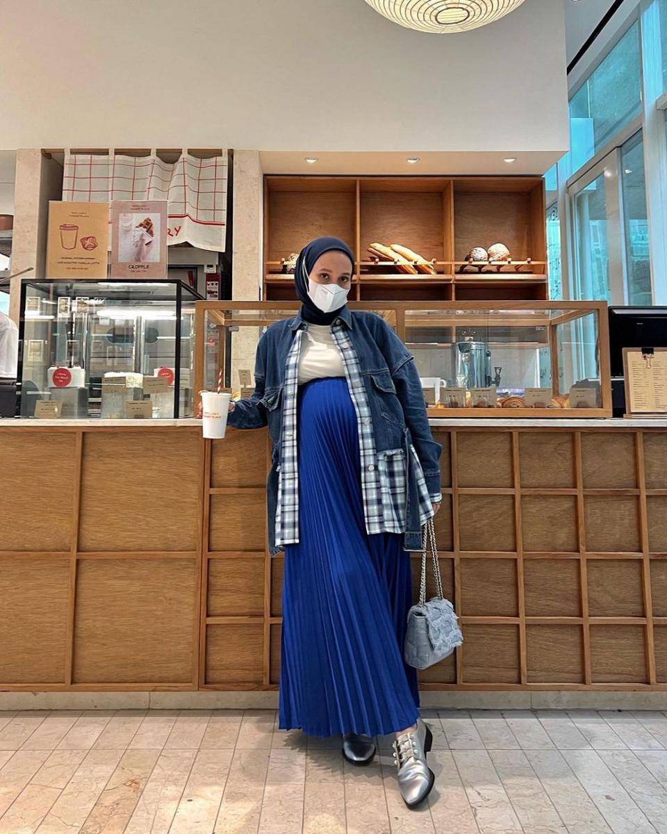 inspirasi outfit hijab bernuansa warna biru ala Nissa Chair (instagram.com/nissachair)