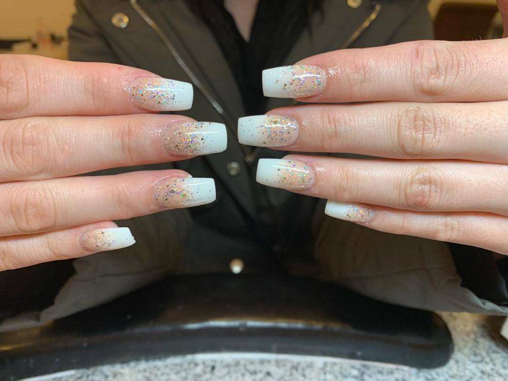 ombre nails (instagram.com/reigatenailsandspa)