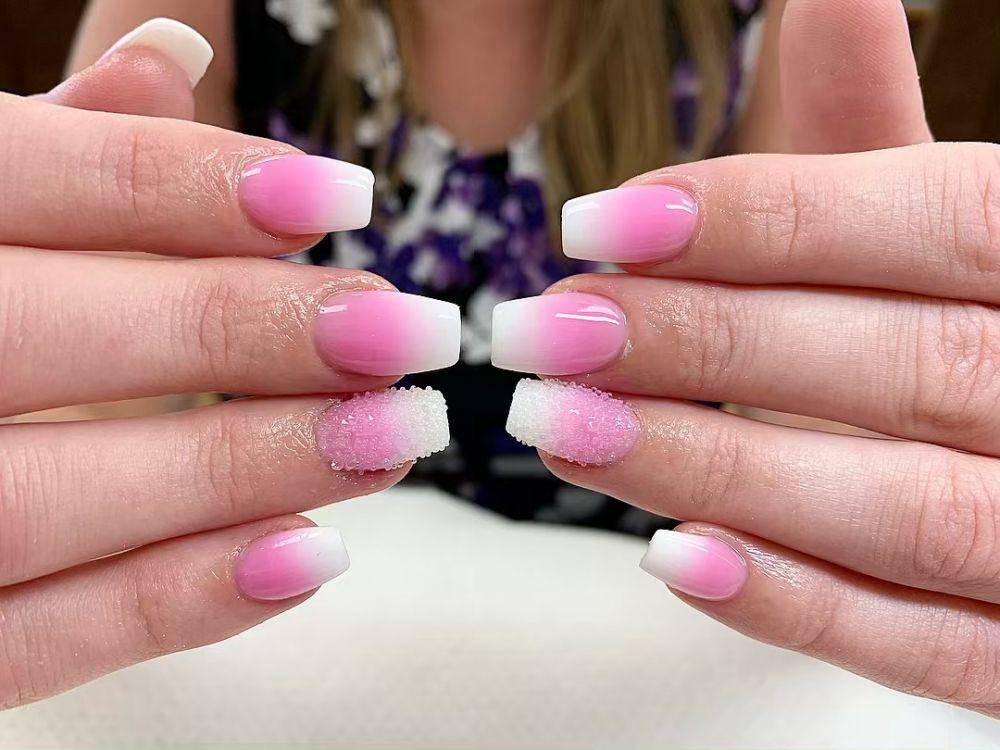 ombre nails (instagram.com/reigatenailsandspa)
