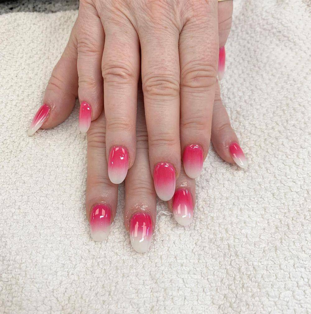 ombre nails (instagram.com/reigatenailsandspa)