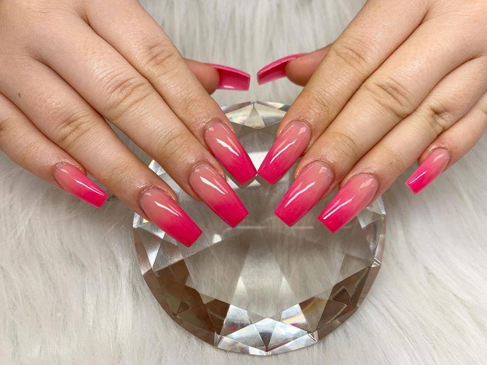 ombre nails (instagram.com/reigatenailsandspa)