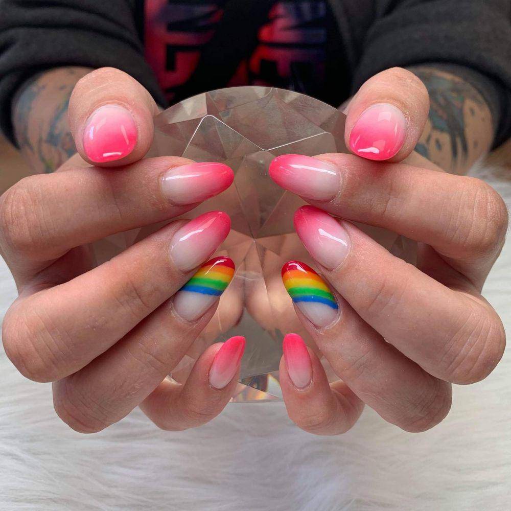 ombre nails (instagram.com/reigatenailsandspa)