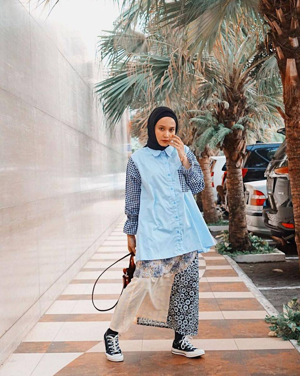 inspirasi outfit hijab bernuansa warna biru ala Nissa Chair (instagram.com/nissachair)