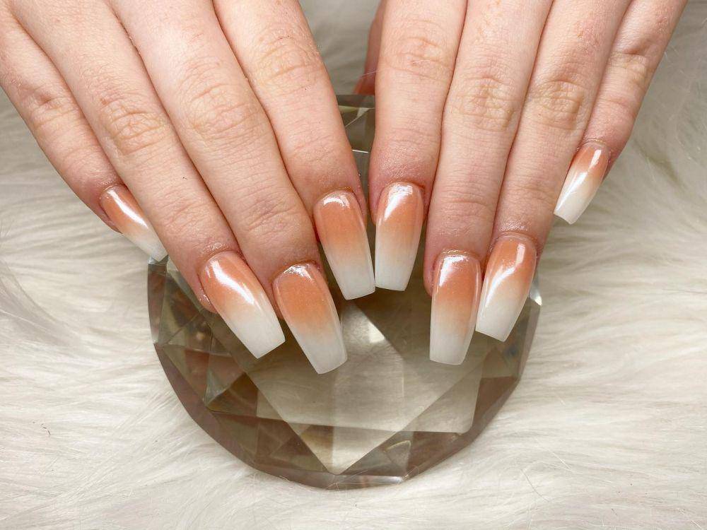ombre nails (instagram.com/reigatenailsandspa)