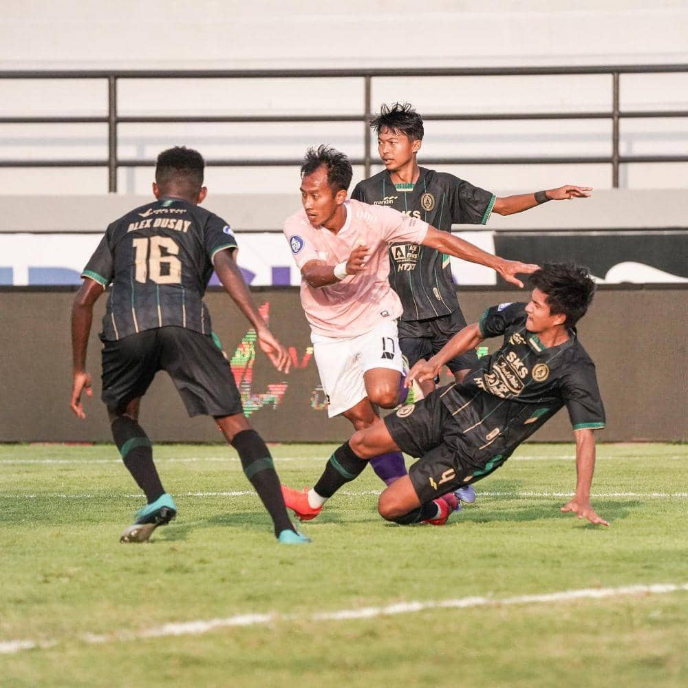 Antoni Putro Nugroho tengah bersiap merebut bola di sisi tengah (instagram.com/antoniputronugroho)