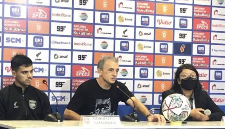 Pelatih Borneo FC Milomir Seslija didampingi pemain Matheus Pato menjelaskan kepada wartawan seputar hasil pertandingan Liga 1 2022 di Stadion Segiri Samarinda, Jumat (19/8/2022) (ANTARA/Arumanto)