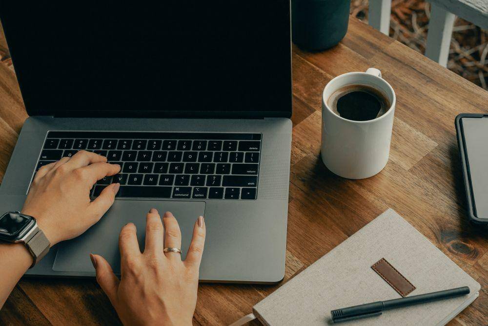 Ilustrasi touchpad laptop (unsplash.com/ClayBanks)