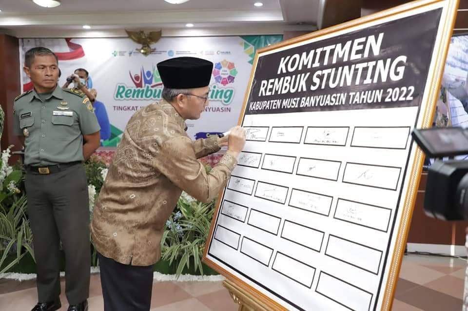 (Plt Bupati Muba Apriyadi saat menandatangani komitmen rembuk stunting) IDN Times/Istimewa