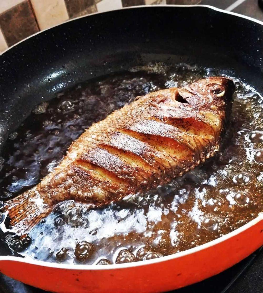Menggoreng ikan nila (Instagram.com/marniearianto)