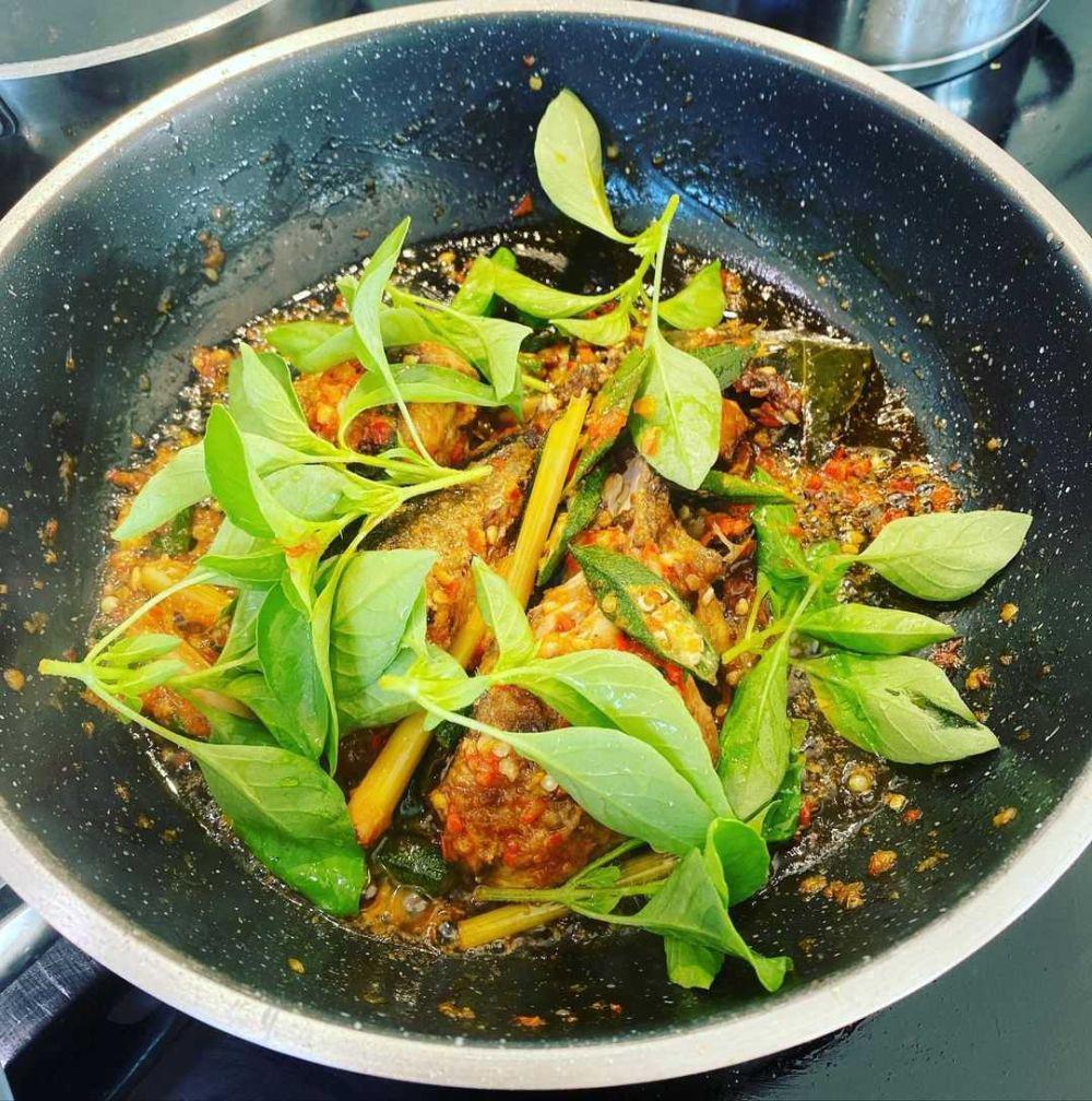 Memasak ikan rica-rica (Instagram.com/ibuchef_indo)