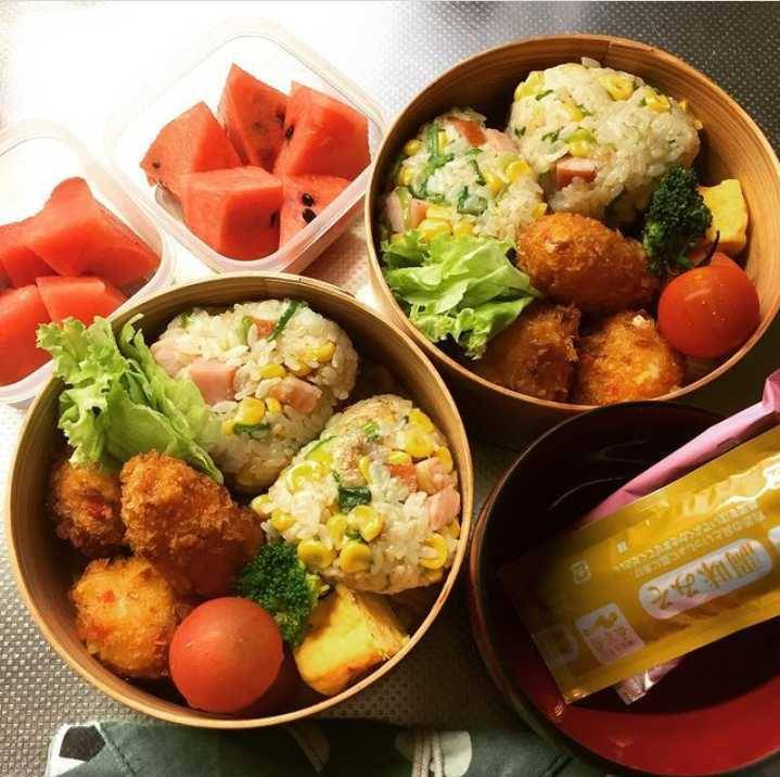 nasi goreng kepal (instagram.com/rena.cafe)