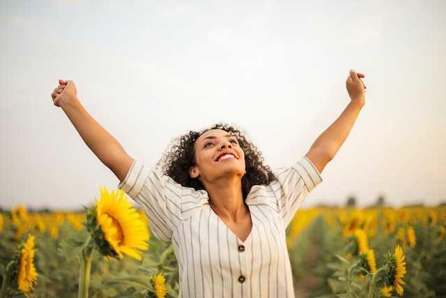 Gambar wanita tersenyum (pexels.com/Andrea Piacquaido)