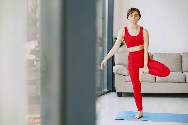 Gambar wanita sedang yoga (pexels.com/Gustavo Fring)
