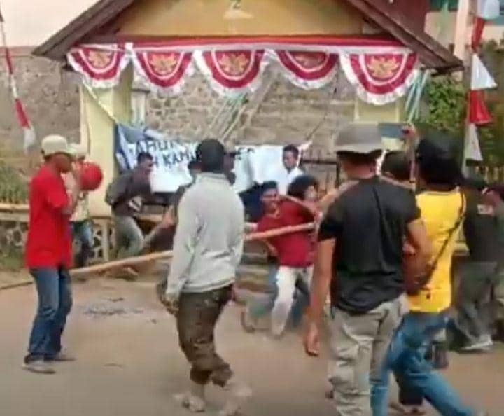 Murka Jalan Kampung Tak Diperbaiki, Warga di Bima Segel Kantor Camat