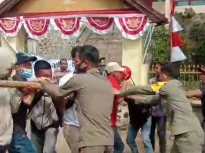 Tangkapan layar saat massa aksi saling dorong dengan sejumlah anggota Pol PP. (Dok/Istimewa)