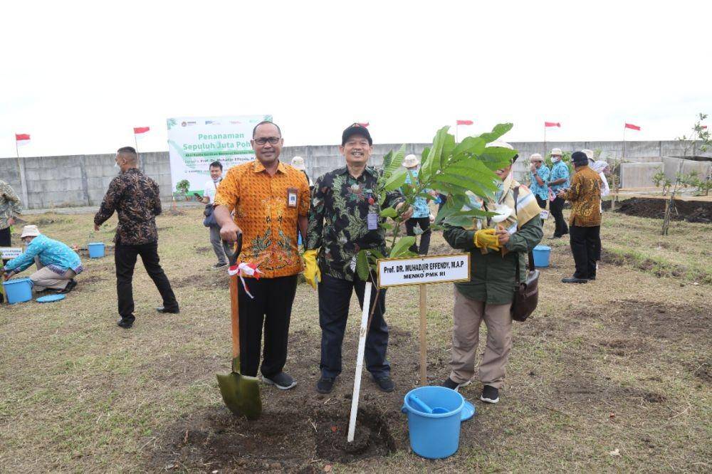 Penanaman 10 Juta Pohon Serentak SMK dan Desa Binaan Astra di Kabupaten Malang dan Ponorogo, di SMK Muhammadiyah 2 Kepanjen, Jumat (19/8/2022). (Dok. Humas Menko PMK).
