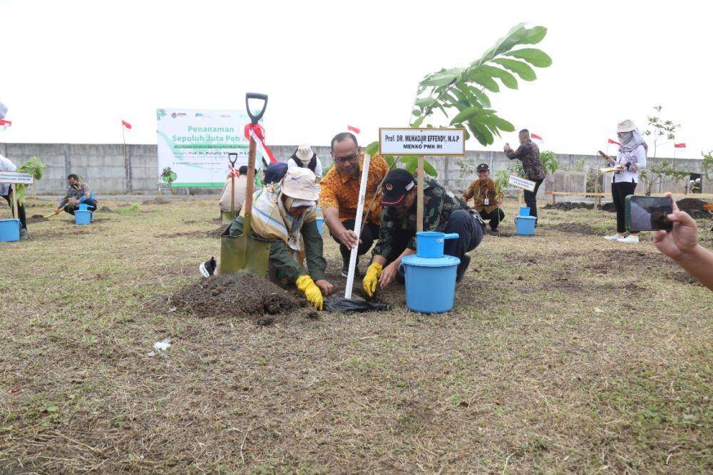 Penanaman 10 Juta Pohon Serentak SMK dan Desa Binaan Astra di Kabupaten Malang dan Ponorogo, di SMK Muhammadiyah 2 Kepanjen, Jumat (19/8/2022). (Dok. Humas Menko PMK).