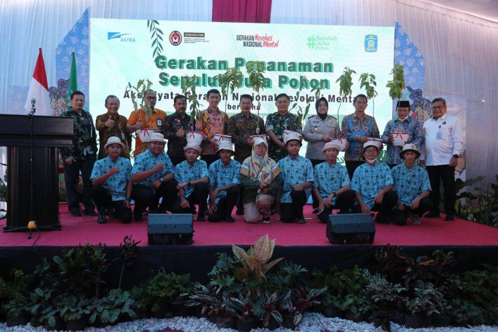 Penanaman 10 Juta Pohon Serentak SMK dan Desa Binaan Astra di Kabupaten Malang dan Ponorogo, di SMK Muhammadiyah 2 Kepanjen, Jumat (19/8/2022). (Dok. Humas Menko PMK).