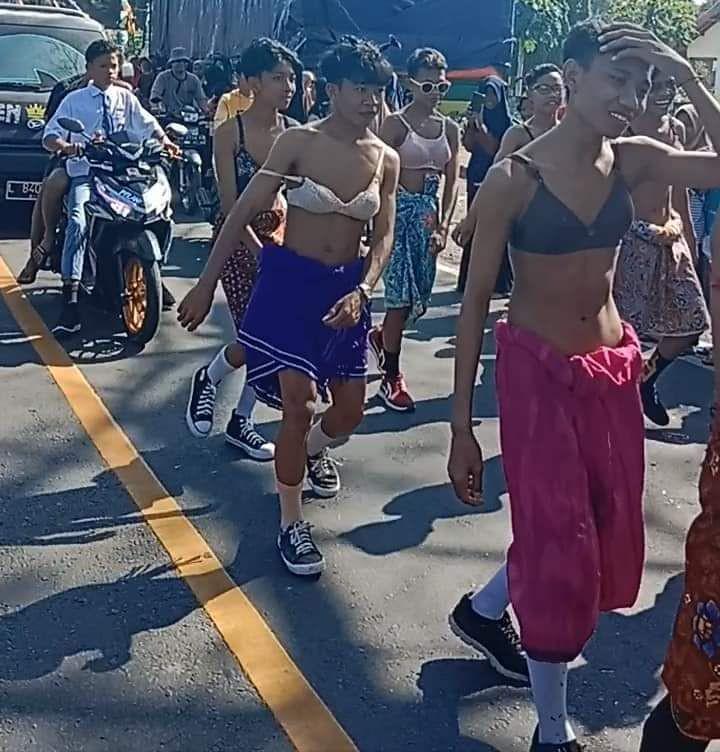 Peserta Gerak Jalan Berkostum BH di Lombok Timur Dinilai Merusak Moral