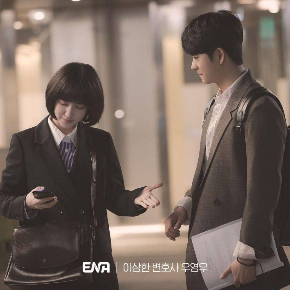 Park Eun Bin dan Kang Tae Oh di Extraordinary Attorney Woo (instagram.com/channel.ena.d)