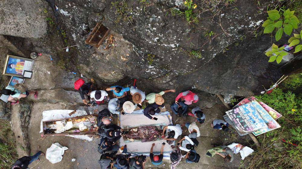 Keluarga membersihkan mayat pada acara ritual Ma'nene di Lembang Benteng Kado, Kecamatan Kapala Pitu, Kabupaten Toraja Utara, Sulawesi Selatan, Selasa (16/8/2022). IDN Times/Moh Niaz Sharief/bt