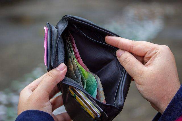 ilustrasi ada uang Rp20.000 di dalam dompet (Pexels.com/Ahsanjaya)