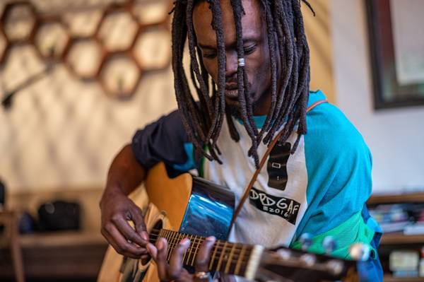 Reggae sebagai genre musik (pexels.com/brett-sayles)