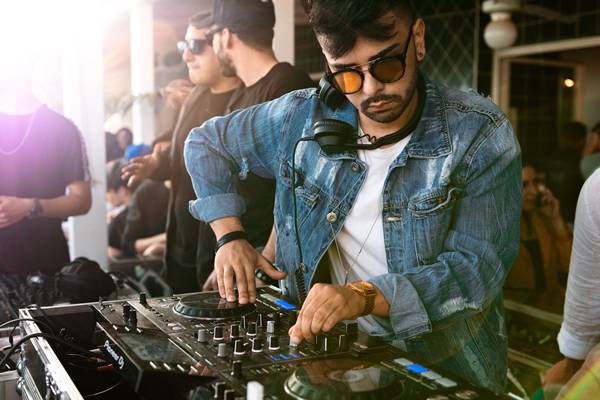 Techno sebagai genre musik (pexels.com/davidedegiovanni)