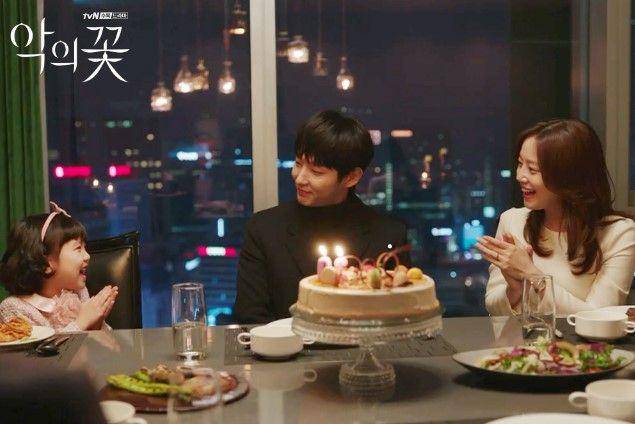 Lee Joon Gi dan Moon Chae Won (dok. tvN/Flower of Evil)