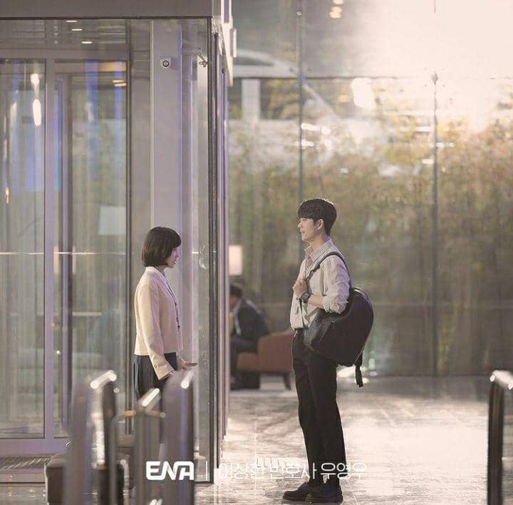 Park Eun Bin dan Kang Tae Oh di Extraordinary Attorney Woo (instagram.com/channel.ena.d)