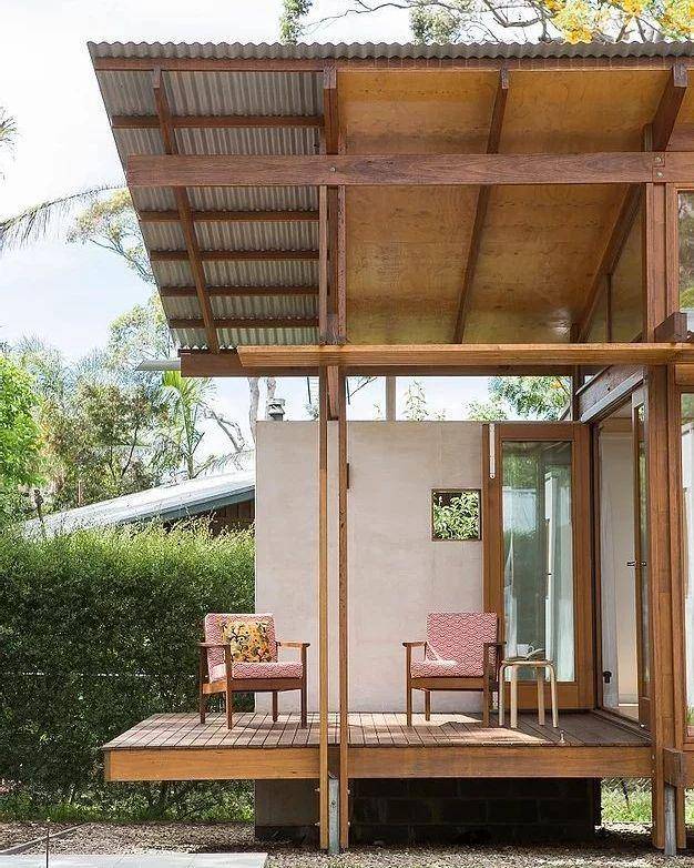 atap seng dan kayu (instagram.com/aka_architect)