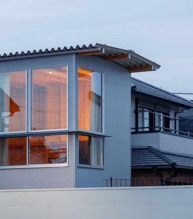atap seng untuk ekstensi rumah (instagram.com/nori_architects)