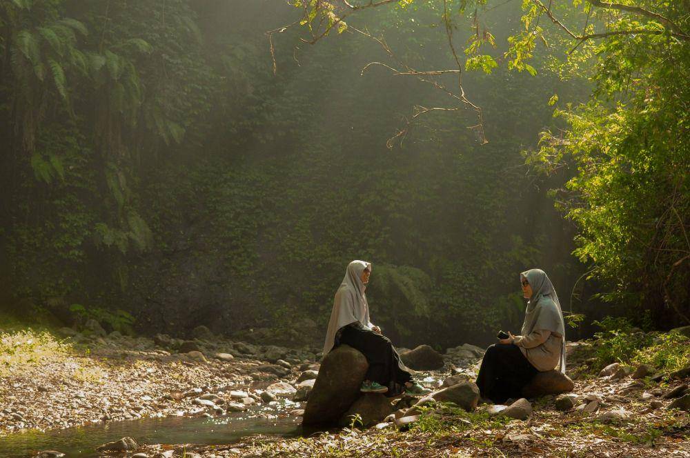 ilustrasi berbincang dengan teman (unsplash.com/Voice of Sky)