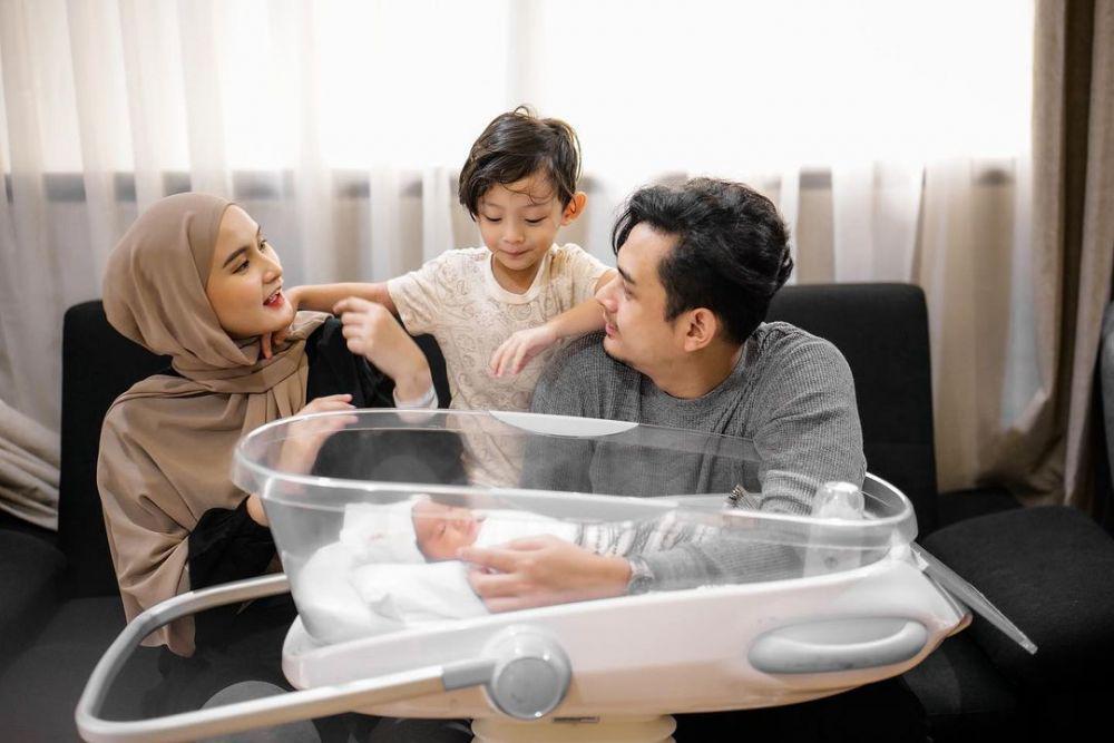 9 Potret Bahagia Keluarga Miqdad Addausy, Baru Dikaruniai Anak Ke-2