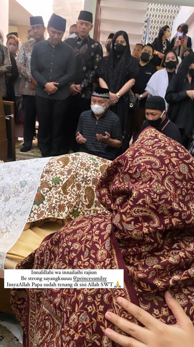 Pemakaman mertua Arumi Bachsin (Instagram.com/missputriwulandari/)