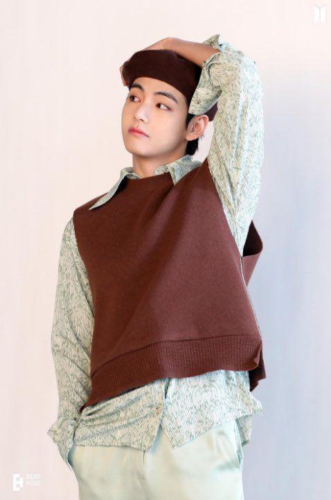 vest V BTS (twitter.com/TheDailyNoona)
