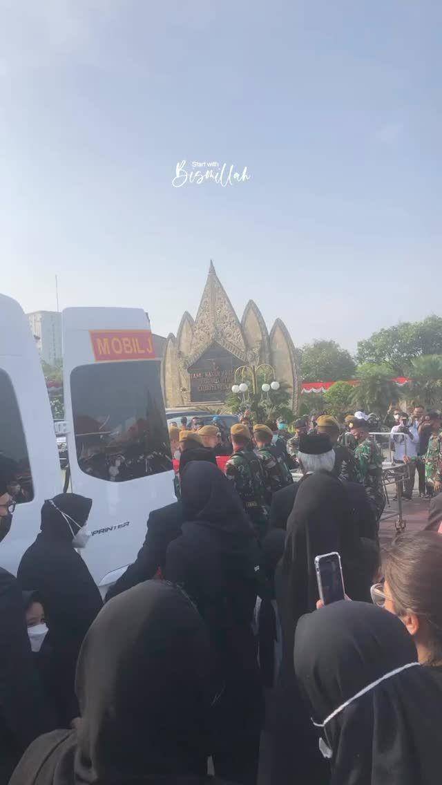 Pemakaman mertua Arumi Bachsin (Instagram.com/a_herya/)