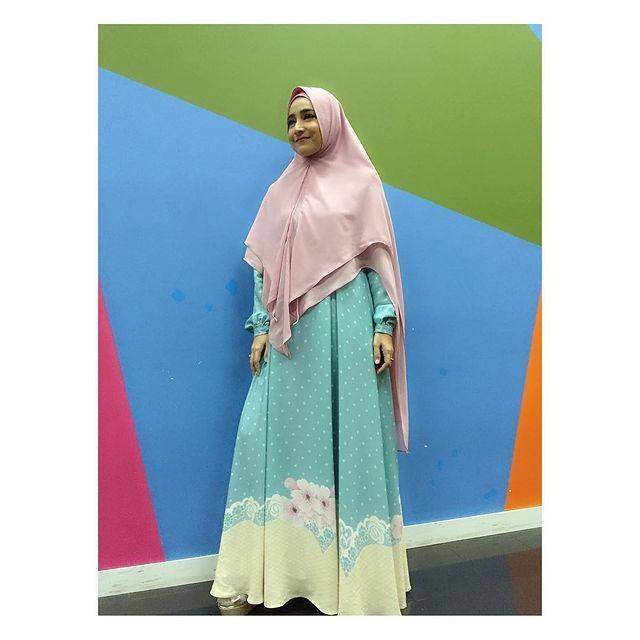 inspirasi gaya kondangan warna tosca (instagram.com/cindyfatikasari18)