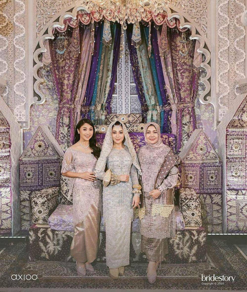Kebaya brokat untuk seragam. (instagram.com/studioboh)