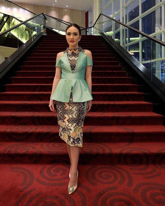 inspirasi gaya kondangan warna tosca (instagram.com/shandyaulia)