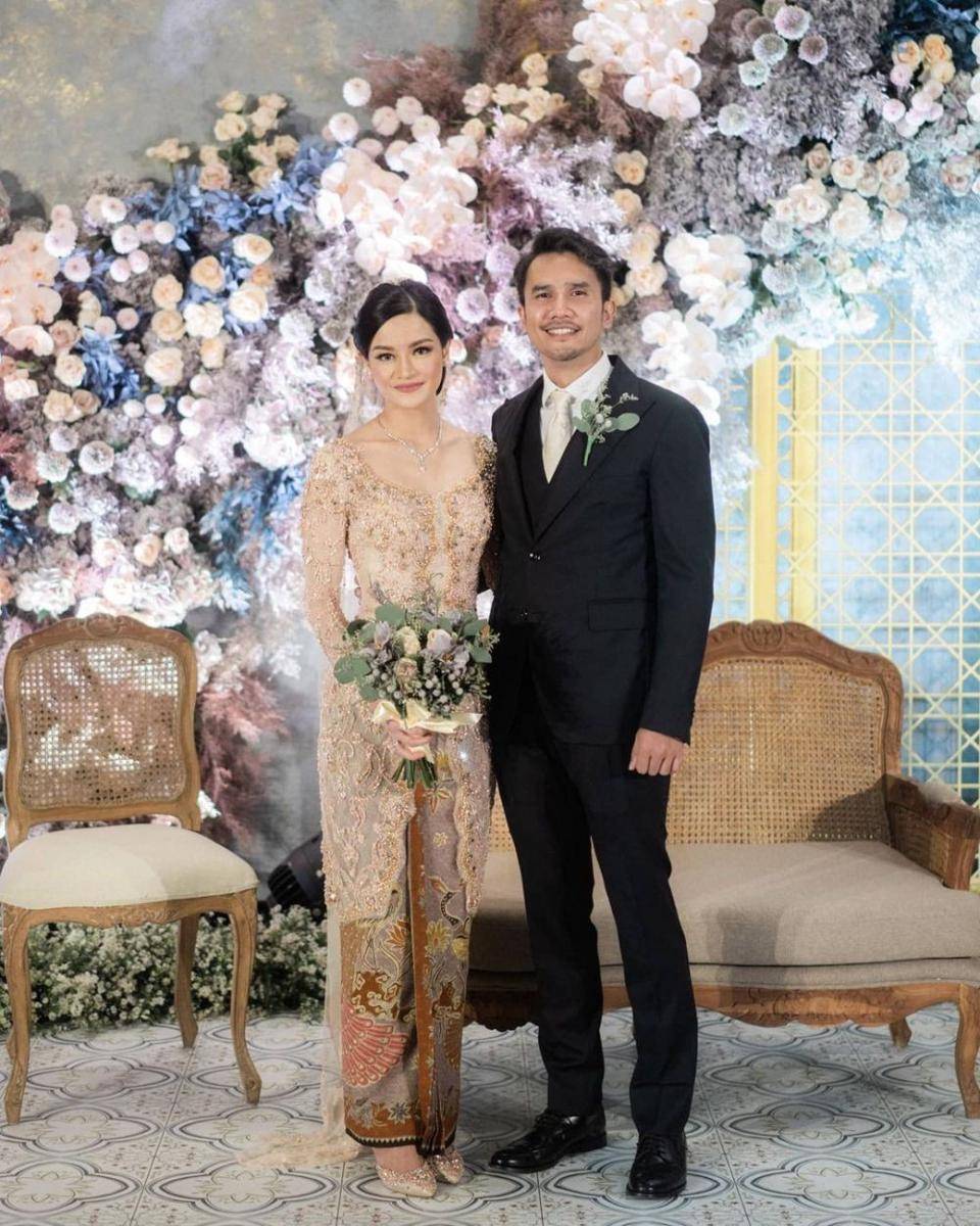 Kebaya pernikahan cokelat. (instagram.com/rikawirtjes)