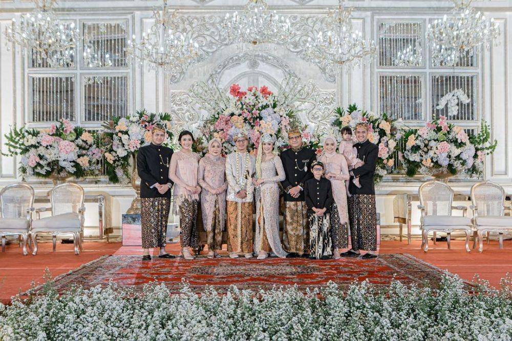 Kebaya brokat untuk seragam. (instagram.com/aniamandra)